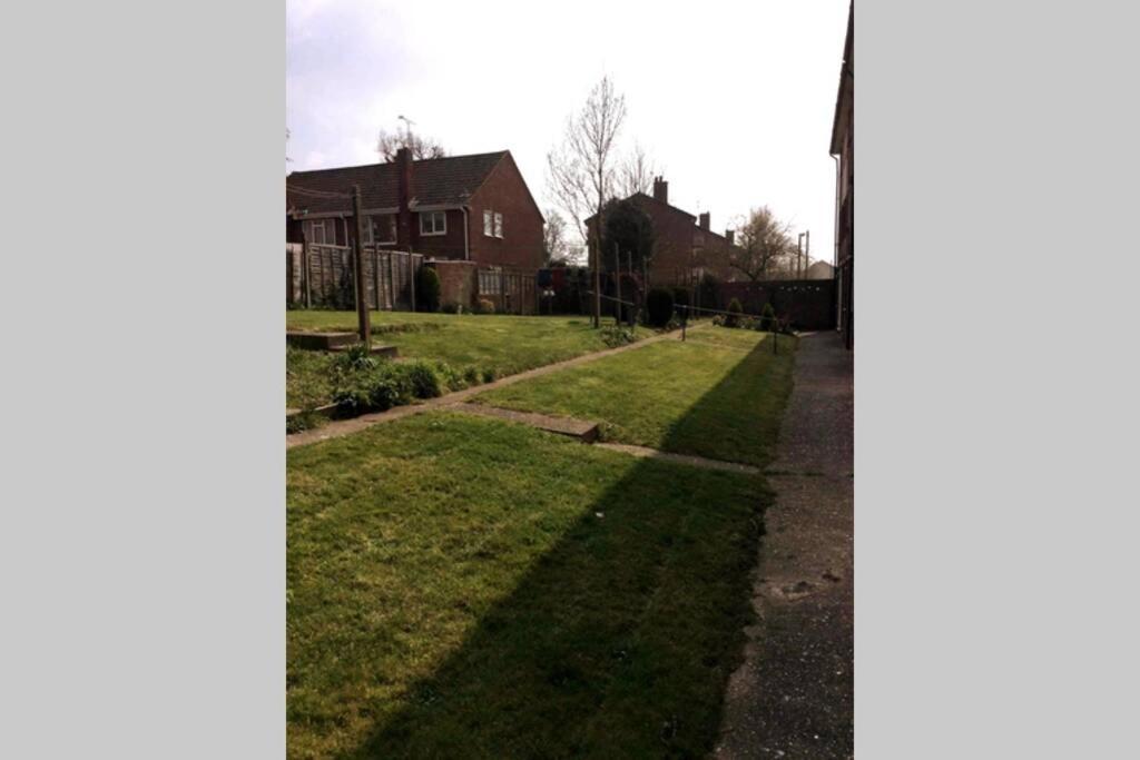 Апартаменты Spacious Ground Floor Studio Flat - Easy Access To Stansted Airport, London And Cambridge Бишопс-Стортфорд Экстерьер фото