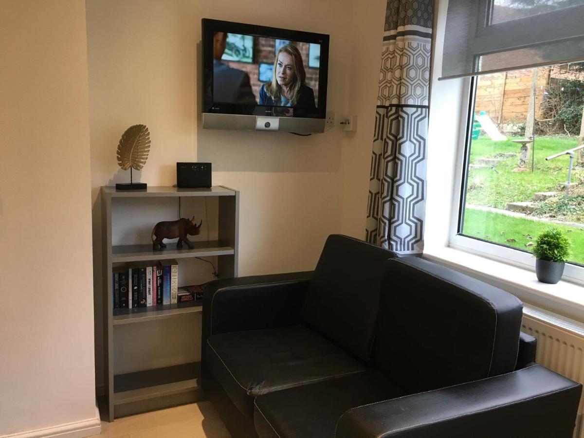 Апартаменты Spacious Ground Floor Studio Flat - Easy Access To Stansted Airport, London And Cambridge Бишопс-Стортфорд Экстерьер фото